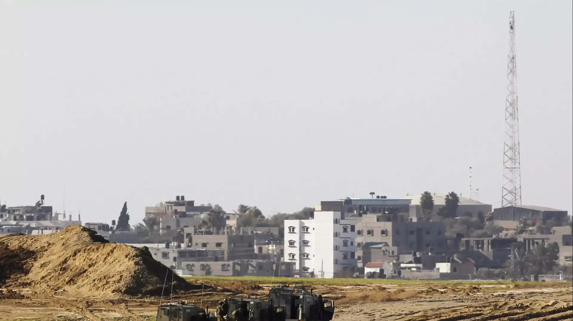 כוחות צה"ל סמוך לגדר המערכת באזור נחל עוז לאחר פיגוע הירי, 24 בדצמבר 2013 כוחות צה"ל סמוך לגדר המערכת באזור נחל עוז לאחר פיגוע הירי, 24 בדצמבר 2013