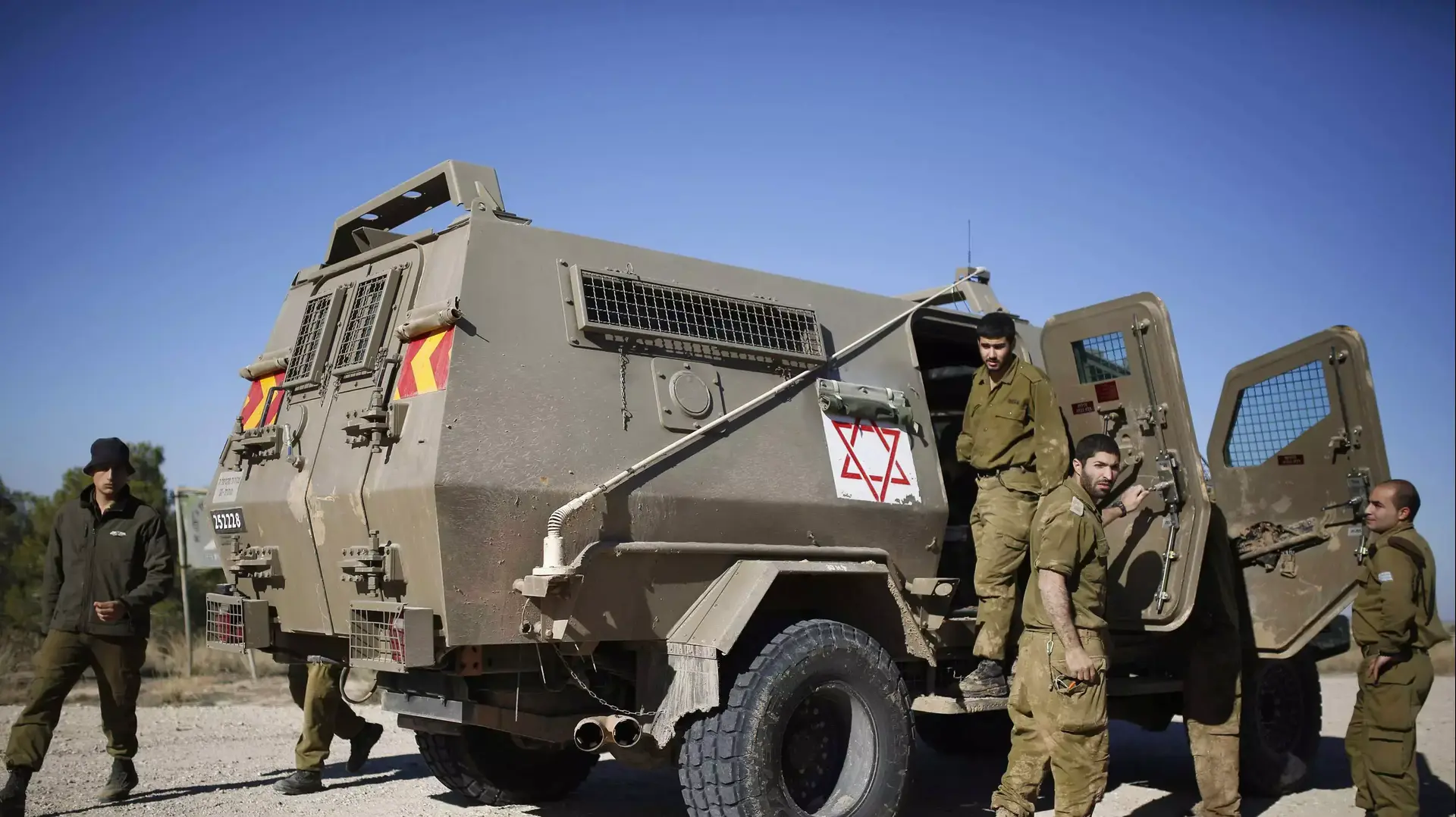 כוחות צה"ל סמוך לגדר המערכת באזור נחל עוז לאחר פיגוע הירי, 24 בדצמבר 2013 כוחות צה"ל סמוך לגדר המערכת באזור נחל עוז לאחר פיגוע הירי, 24 בדצמבר 2013