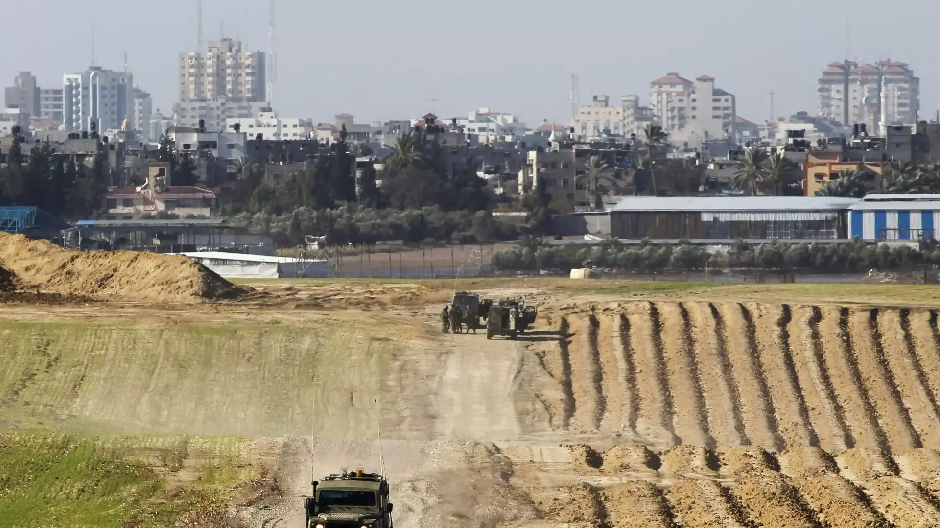 כוחות צה"ל סמוך לגדר המערכת באזור נחל עוז לאחר פיגוע הירי, 24 בדצמבר 2013 כוחות צה"ל סמוך לגדר המערכת באזור נחל עוז לאחר פיגוע הירי, 24 בדצמבר 2013