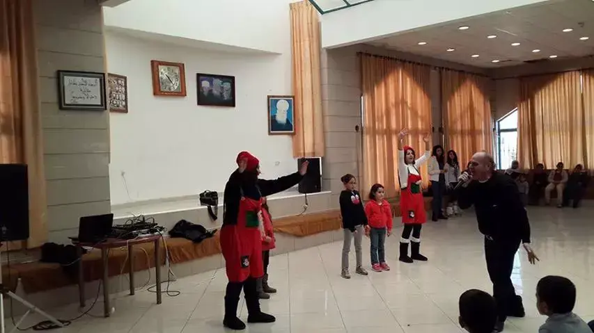 פעילות לילדים השובתים מלימודים בבית העם בכפר כסרא סמיע, 24 בדצמבר 2013