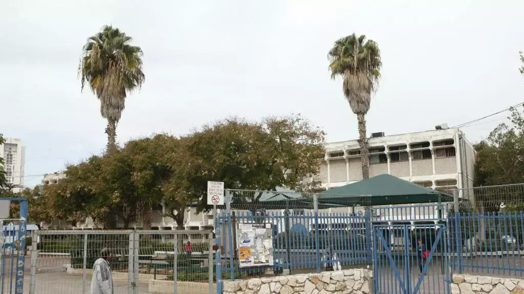 שריפה בבית הספר עמל בראשון לציון כתוצאה מתקלה במזגן, דצמבר 2013 שריפה בבית הספר עמל בראשון לציון כתוצאה מתקלה במזגן, דצמבר 2013