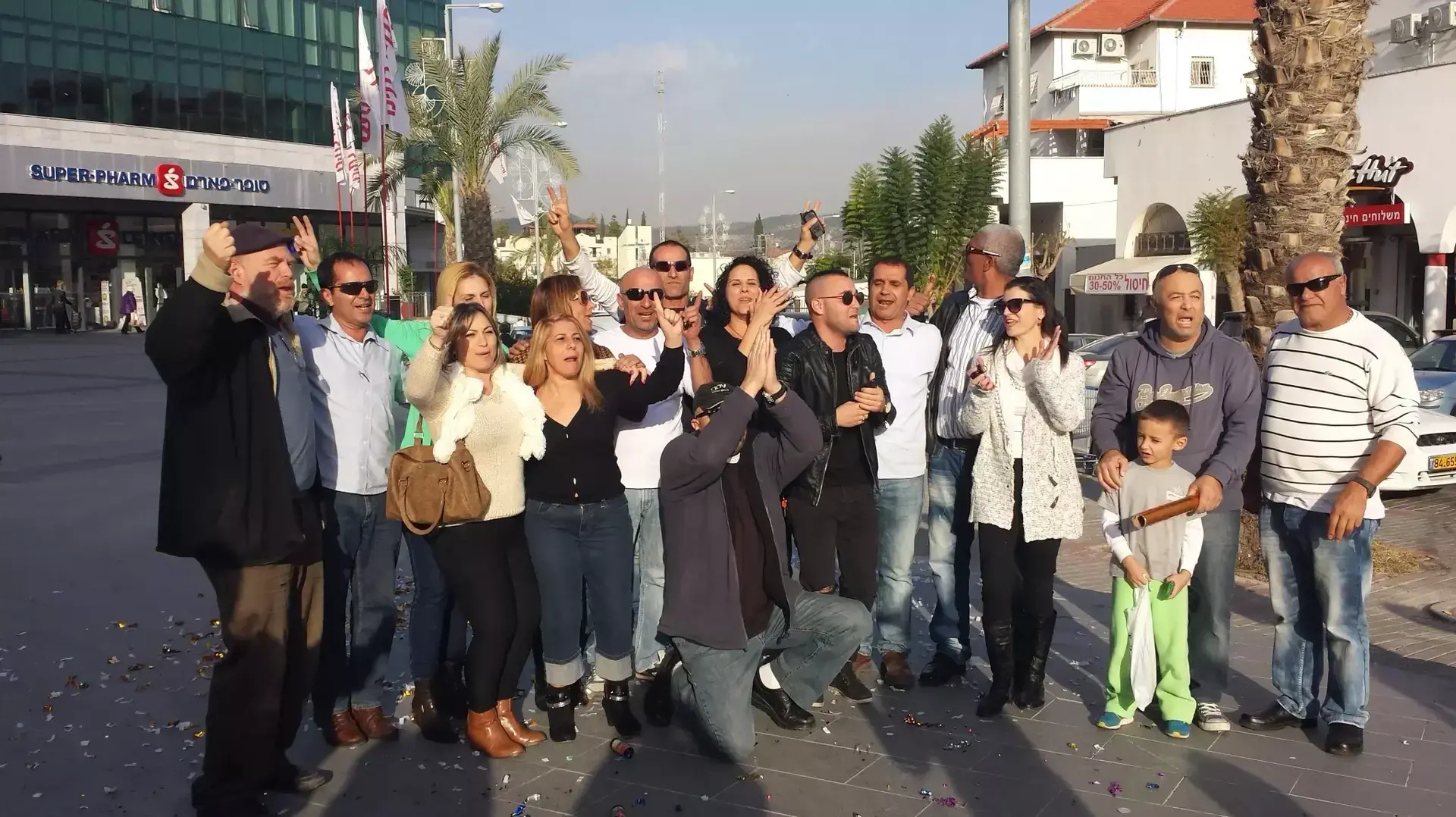 תושבי בית שמש בכיכר מול העירייה ביום החליט בית המשפט שיתקיימו בעיר בחירות חוזרות. דצמבר 2013 תושבי בית שמש בכיכר מול העירייה ביום החליט בית המשפט שיתקיימו בעיר בחירות חוזרות. דצמבר 2013