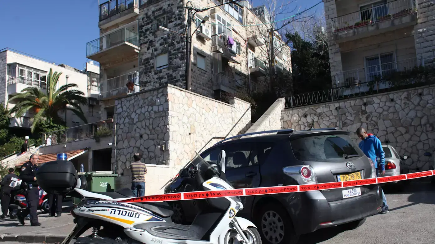 פעוט בן שנתיים נפצע אנושות ממכונית בשכונת ארנונה בירושלים. 27 בדצמבר 2013