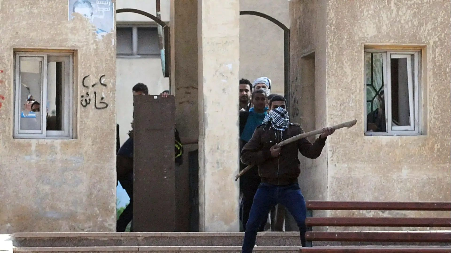 עימותים בין סטודנטים התומכים באחים המוסלמים למשטרה בקהיר, 28 בדצמבר 2013