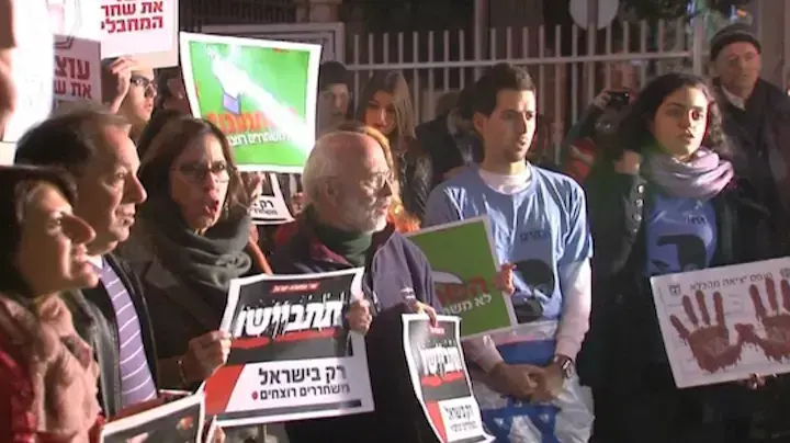 עשרות הפגינו נגד שחרור האסירים: "תתביישו"