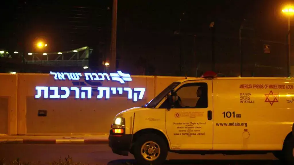 תאונה בתחנת הרכבת לוד, עובד נהרג מפגיעת קטר. דצמבר 2013