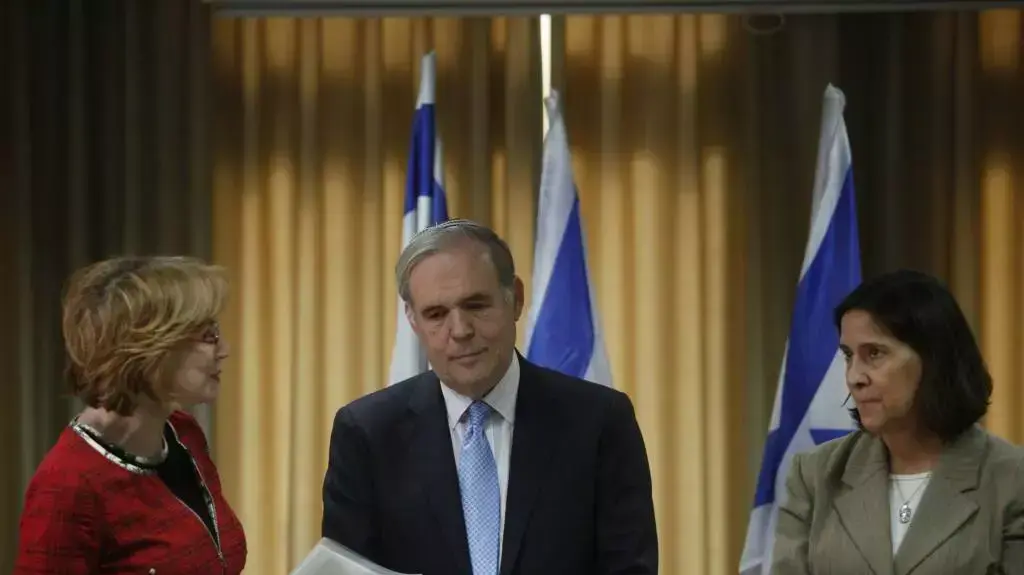 מסע"ת של משרד הבריאות, שרת הבריאות יעל גרמן יהונתן הלוי יושב ראש סל התרופות ואסנת לוקסמבורג ראש אגף מנהל וטכנולוגיה במשרד הבריאות. דצמבר 2013 מסע"ת של משרד הבריאות, שרת הבריאות יעל גרמן יהונתן הלוי יושב ראש סל התרופות ואסנת לוקסמבורג ראש אגף מנהל וטכנולוגיה במשרד הבריאות. דצמבר 2013