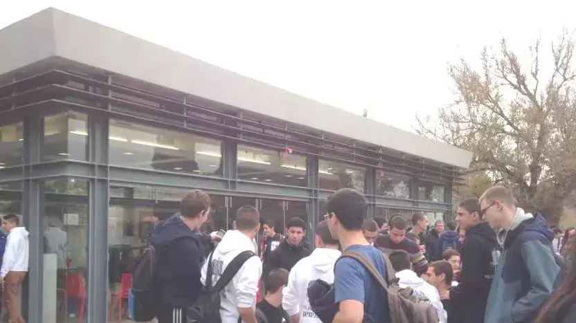 תלמידי סניף בית בירם של בית הספר הריאלי העברי הכריזו על החרמת בתי הקפה גרג בשל המחירים הגבוהים שגובה. דצמבר 2013