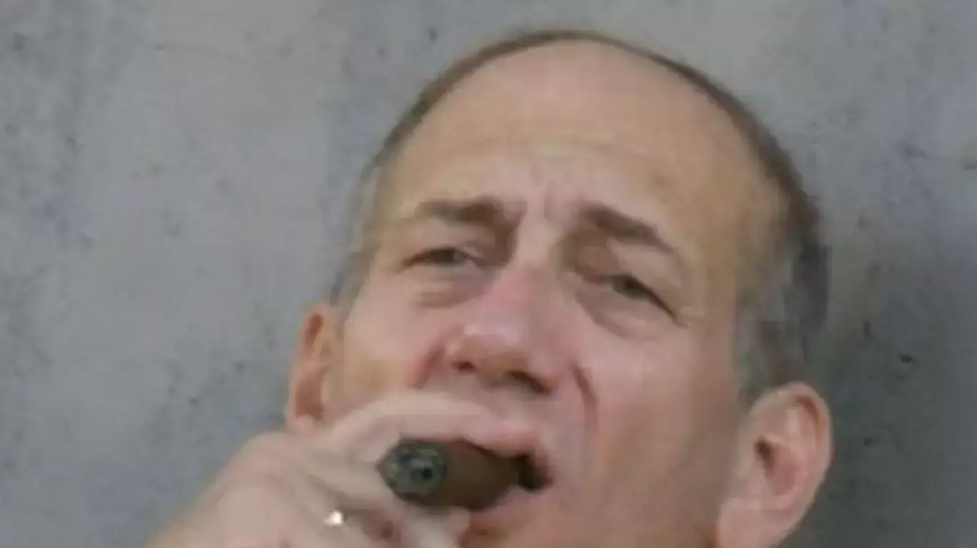 ראש הממשלה אהוד אולמרט מעשן סיגר ראש הממשלה אהוד אולמרט מעשן סיגר