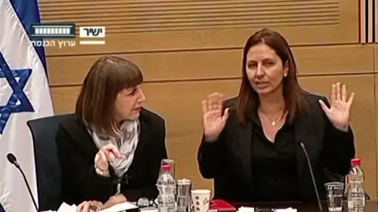עימות חריג בין לבנת לגמליאל: "גילה, נרגעת?" עימות חריג בין לבנת לגמליאל: "גילה, נרגעת?"