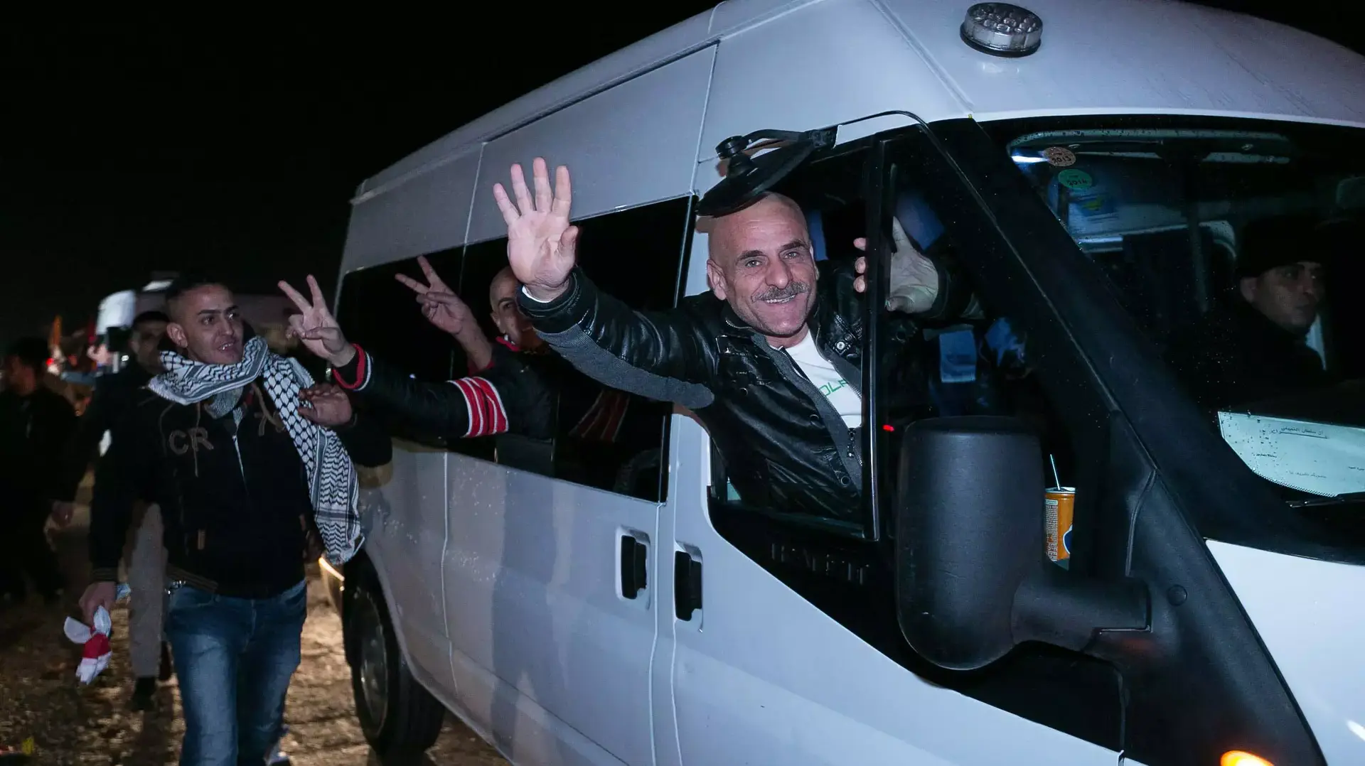 שחרור אסירים פלסטינים במחסום ביתוניא, 31 בדצמבר 2013 שחרור אסירים פלסטינים במחסום ביתוניא, 31 בדצמבר 2013