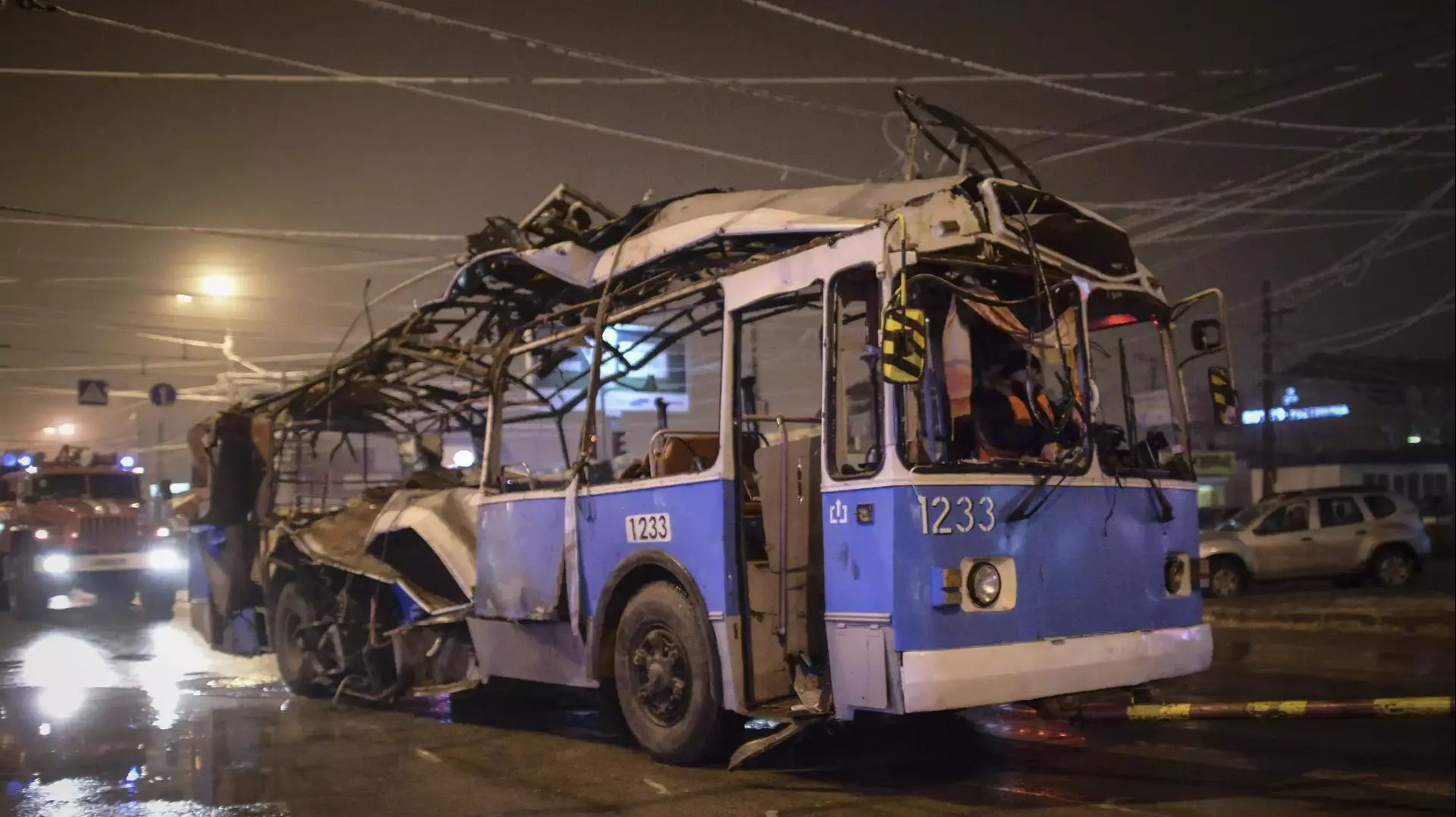 אוטובוס חשמלי שהתפוצץ בפיגוע התאבדות בעיר וולגוגרד, רוסיה. דצמבר 2013 אוטובוס חשמלי שהתפוצץ בפיגוע התאבדות בעיר וולגוגרד, רוסיה. דצמבר 2013
