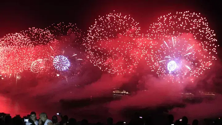 חגיגות השנה החדשה בחוף קופקבנה, ריו דה ז'נרו. ברזיל, 1 בינואר 2014 חגיגות השנה החדשה בחוף קופקבנה, ריו דה ז'נרו. ברזיל, 1 בינואר 2014