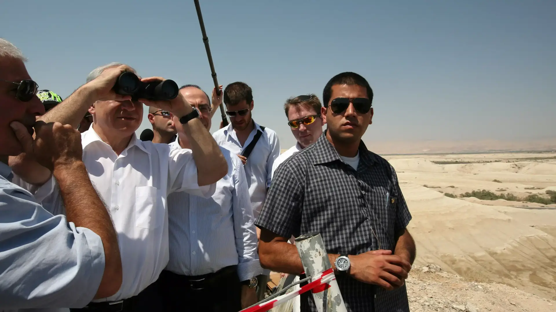 ראש הממשלה בנימין נתניהו מבקר במעבר גשר אלנבי. 2009 ראש הממשלה בנימין נתניהו מבקר במעבר גשר אלנבי. 2009