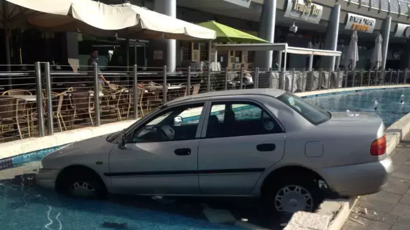נהגת חדשה החליטה לקחת את האוטו לשחות במזרקה של בסינמה סיטי בראשל"צ, ינואר 2014 נהגת חדשה החליטה לקחת את האוטו לשחות במזרקה של בסינמה סיטי בראשל"צ, ינואר 2014