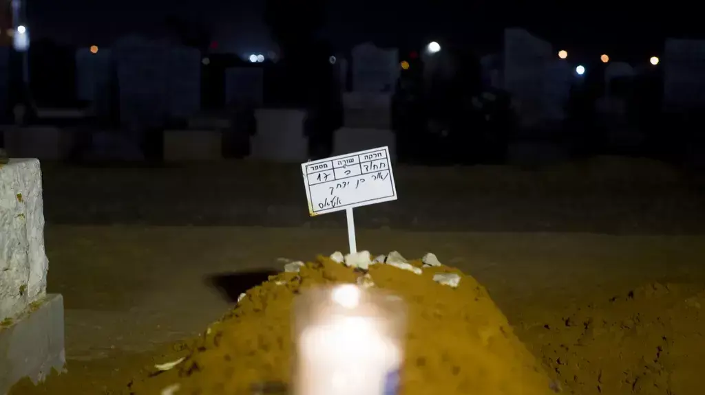 קברו של נאור אטיאס שנרצח בפתח תקווה על ידי נער בן 16. בית העלמין סגולה. ינואר 2014