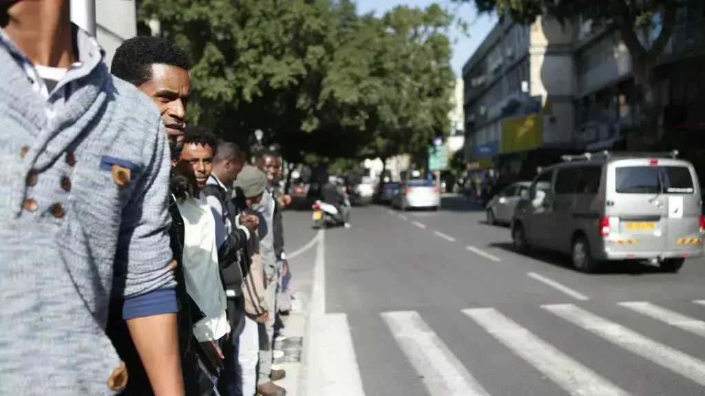 פליטים צועדים מגן לוינסקי לשגרירויות ברחבי תל אביב. ינואר 2014
