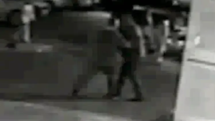אלי נעים (קוסם) מכה את שכנו בחניון בירושלים כפי שתועד במצלמת אבטחה, נובמבר 2013 אלי נעים (קוסם) מכה את שכנו בחניון בירושלים כפי שתועד במצלמת אבטחה, נובמבר 2013
