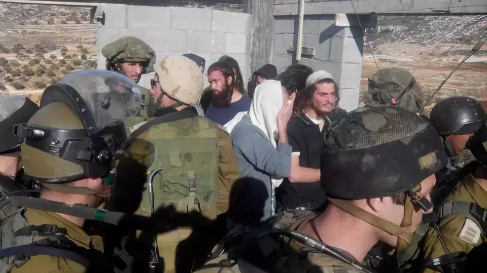 תפיסת המתנחלים שנכנסו לתקוף את הכפר הפלסטיני קוסרא, והועברו לכוחות הביטחון. ינואר 2014 תפיסת המתנחלים שנכנסו לתקוף את הכפר הפלסטיני קוסרא, והועברו לכוחות הביטחון. ינואר 2014