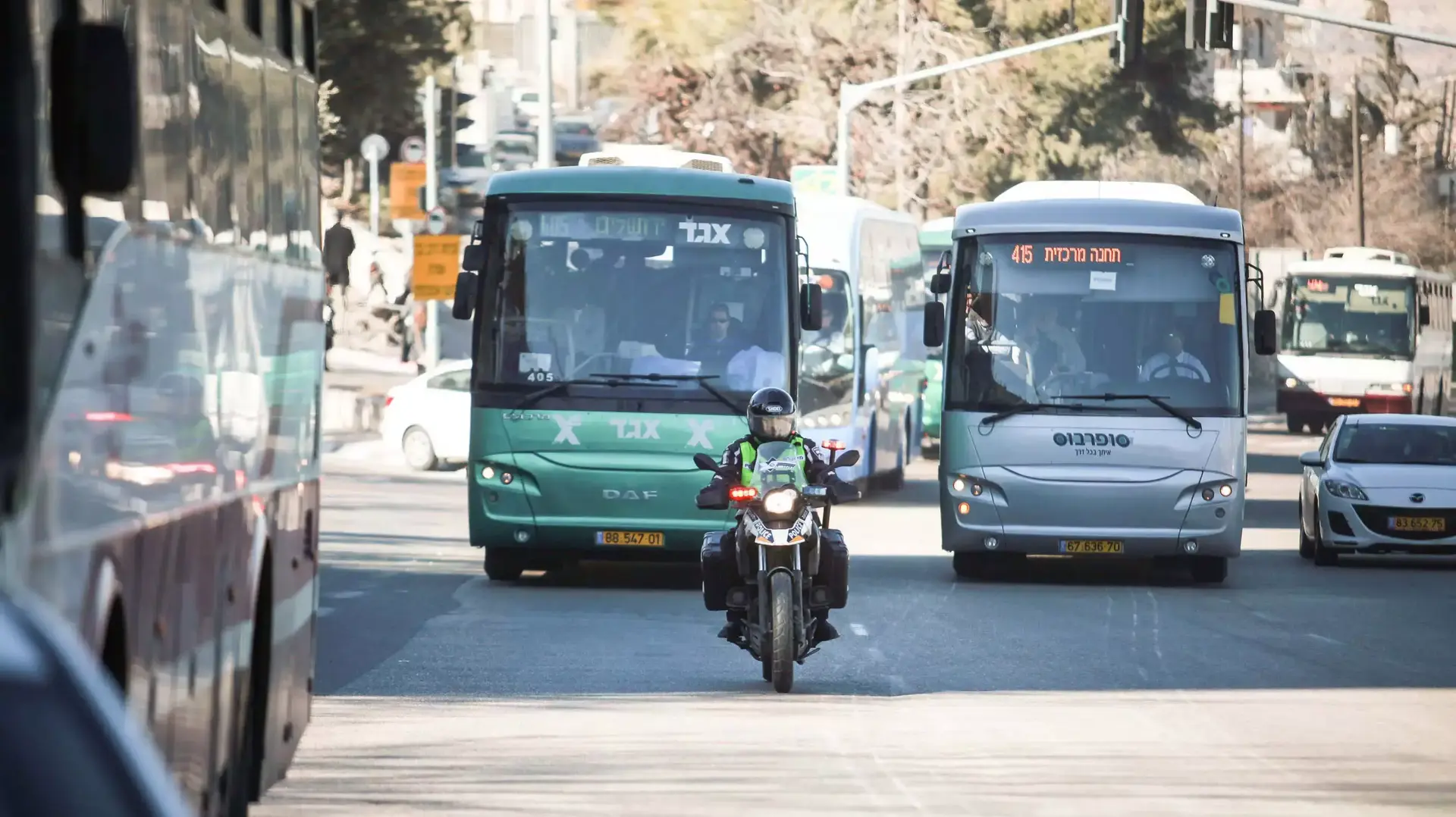 מפגינים בכניסה לירושלים מלווים בכוחות משטרה. ינואר 2014