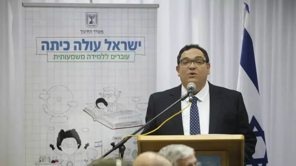שר החינוך שי פירון במסיבת עיתונאים בה מודיע על ביטול הפסיכומטרי. ינואר 2014 שר החינוך שי פירון במסיבת עיתונאים בה מודיע על ביטול הפסיכומטרי. ינואר 2014