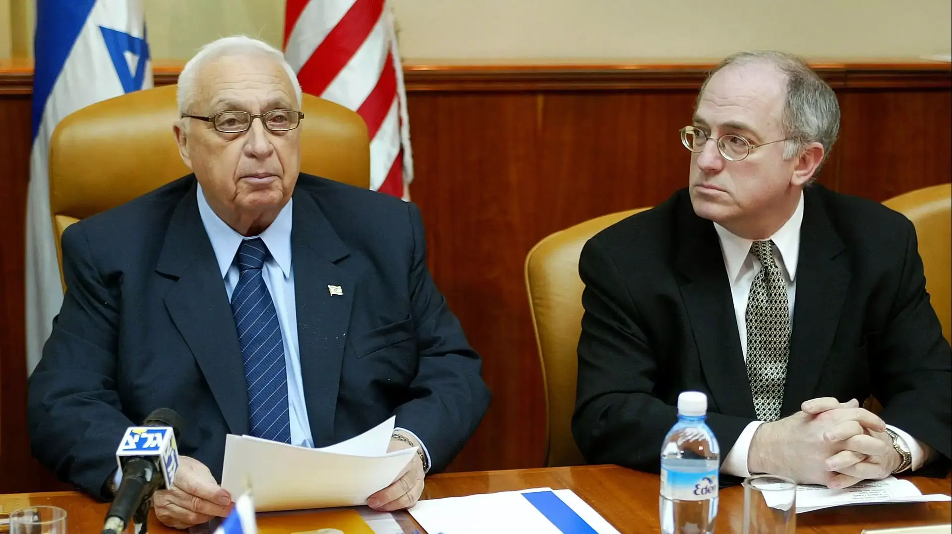 ראש הממשלה אריאל שרון ושגריר ארה"ב בישראל דן קרצר, 2003 ראש הממשלה אריאל שרון ושגריר ארה"ב בישראל דן קרצר, 2003