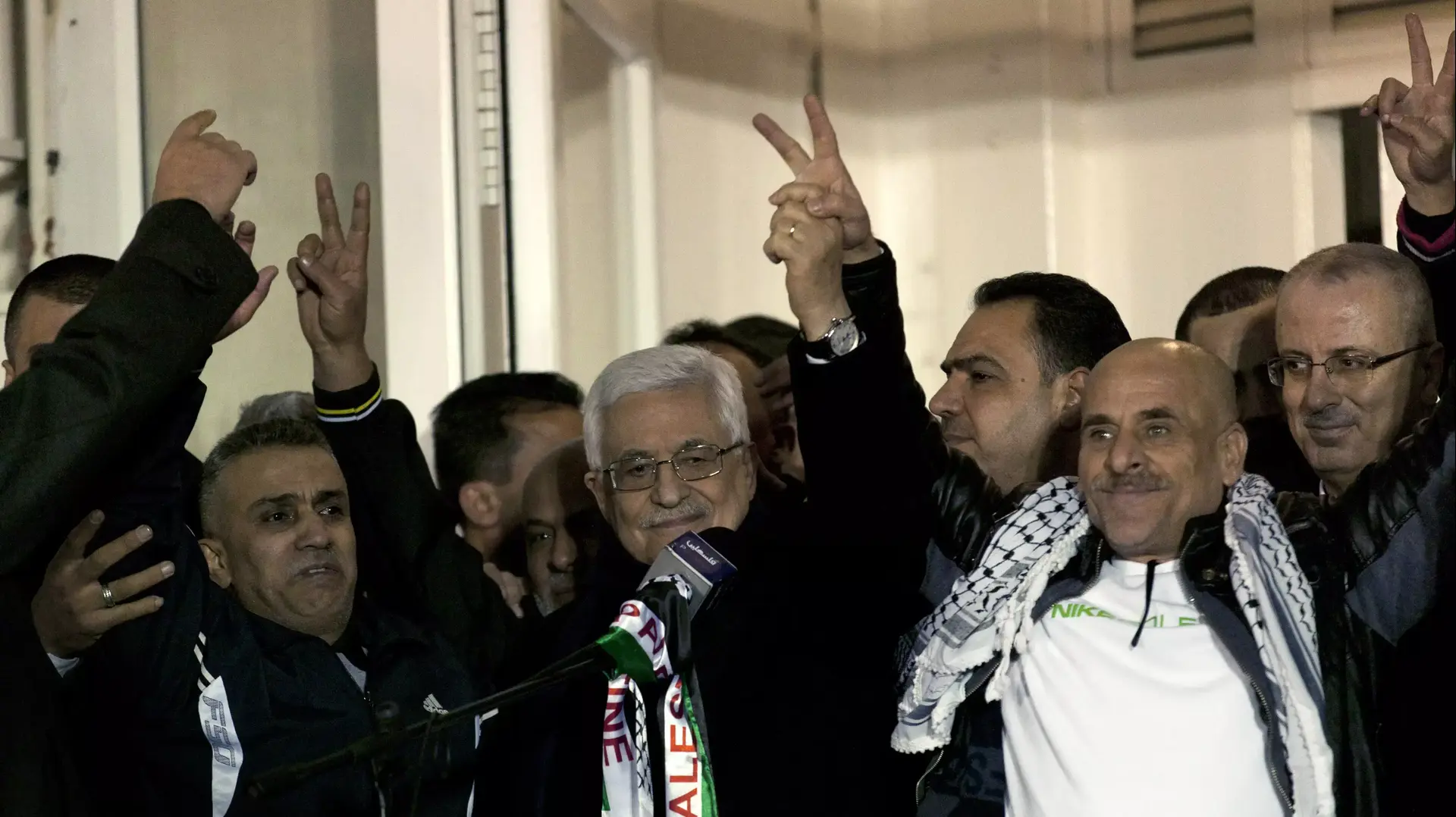 "הפנתר השחור" אחמד עוואד עלי כמייל המכונה הפנתר השחור, לצד אבו מאזן במעמד שחרור האסירים. רמאללה. 31 בדצמבר 2013