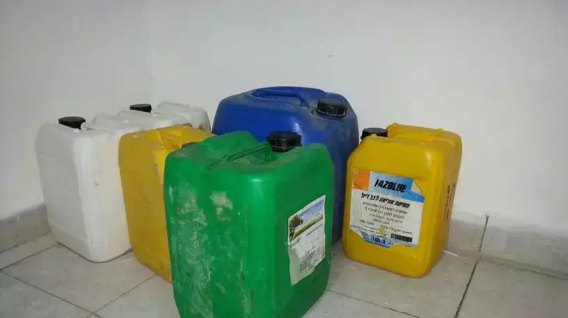 מכלי הנפט שנמצאו ברשות חשודים שהתכוונו לפגוע במפקח של המנהל האזרחי בטירת צבי, 10 בינואר 2013 מכלי הנפט שנמצאו ברשות חשודים שהתכוונו לפגוע במפקח של המנהל האזרחי בטירת צבי, 10 בינואר 2013