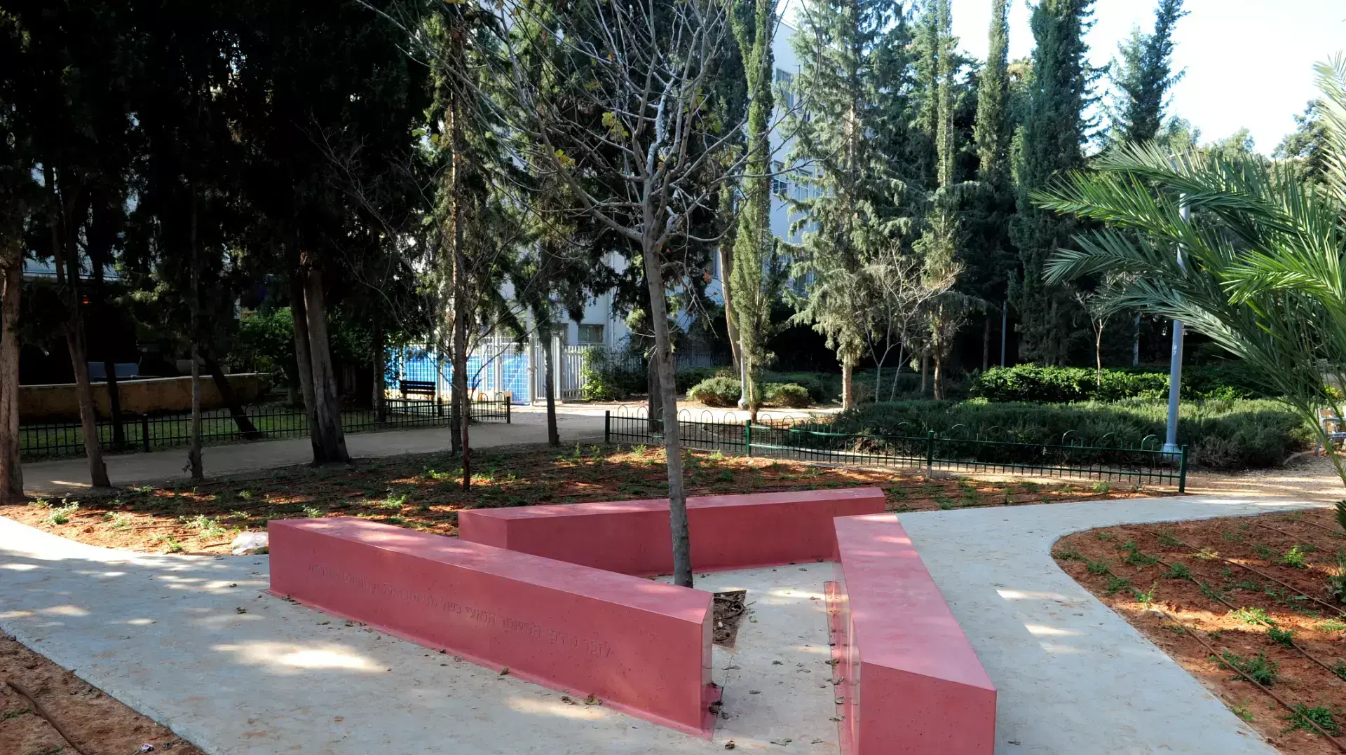 אנדרטה לזכר הומוסקסואלים שנרדפו על ידי הנאצים בשואה בגן מאיר בתל אביב