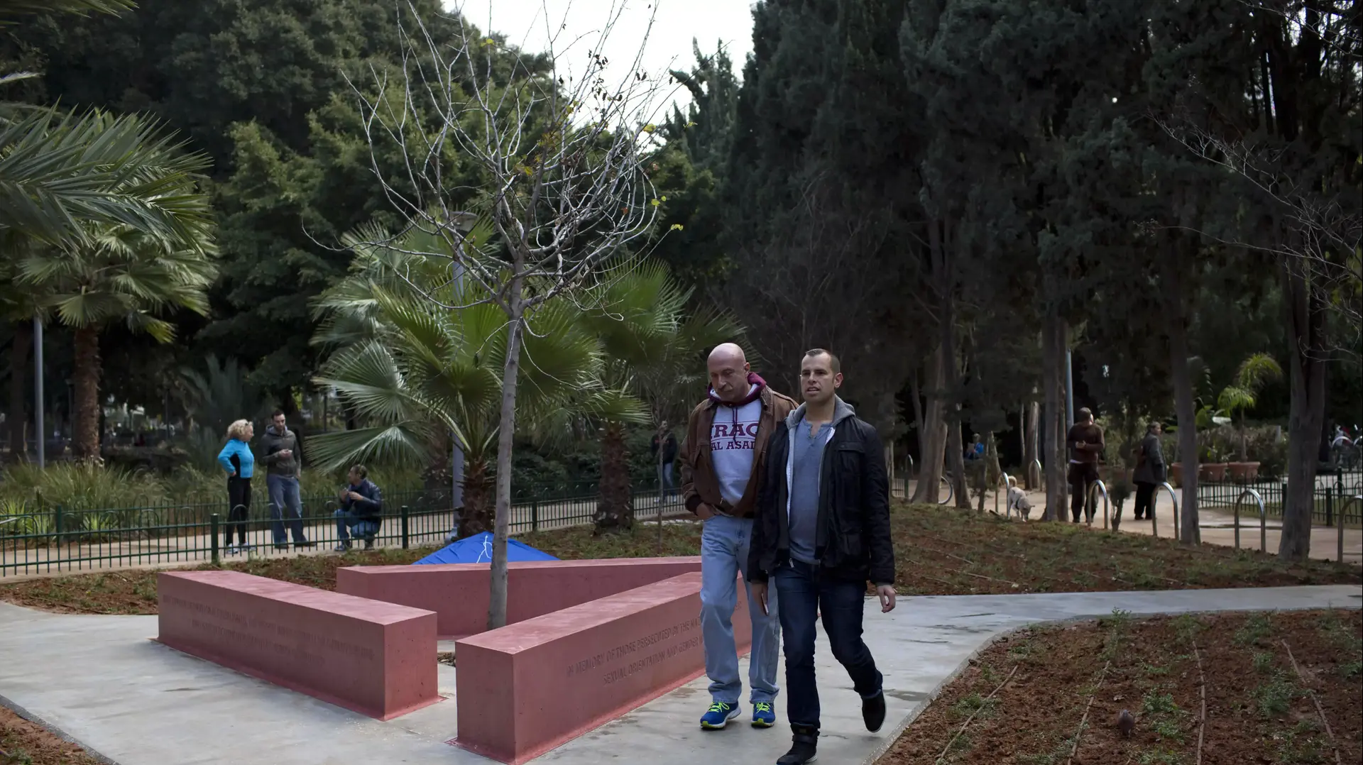 חנוכת האנדרטה לזכר חברי קהילת הלהט"ב שנרצחו בשואה. גן מאיר בתל אביב, 10 בינואר 2014 חנוכת האנדרטה לזכר חברי קהילת הלהט"ב שנרצחו בשואה. גן מאיר בתל אביב, 10 בינואר 2014