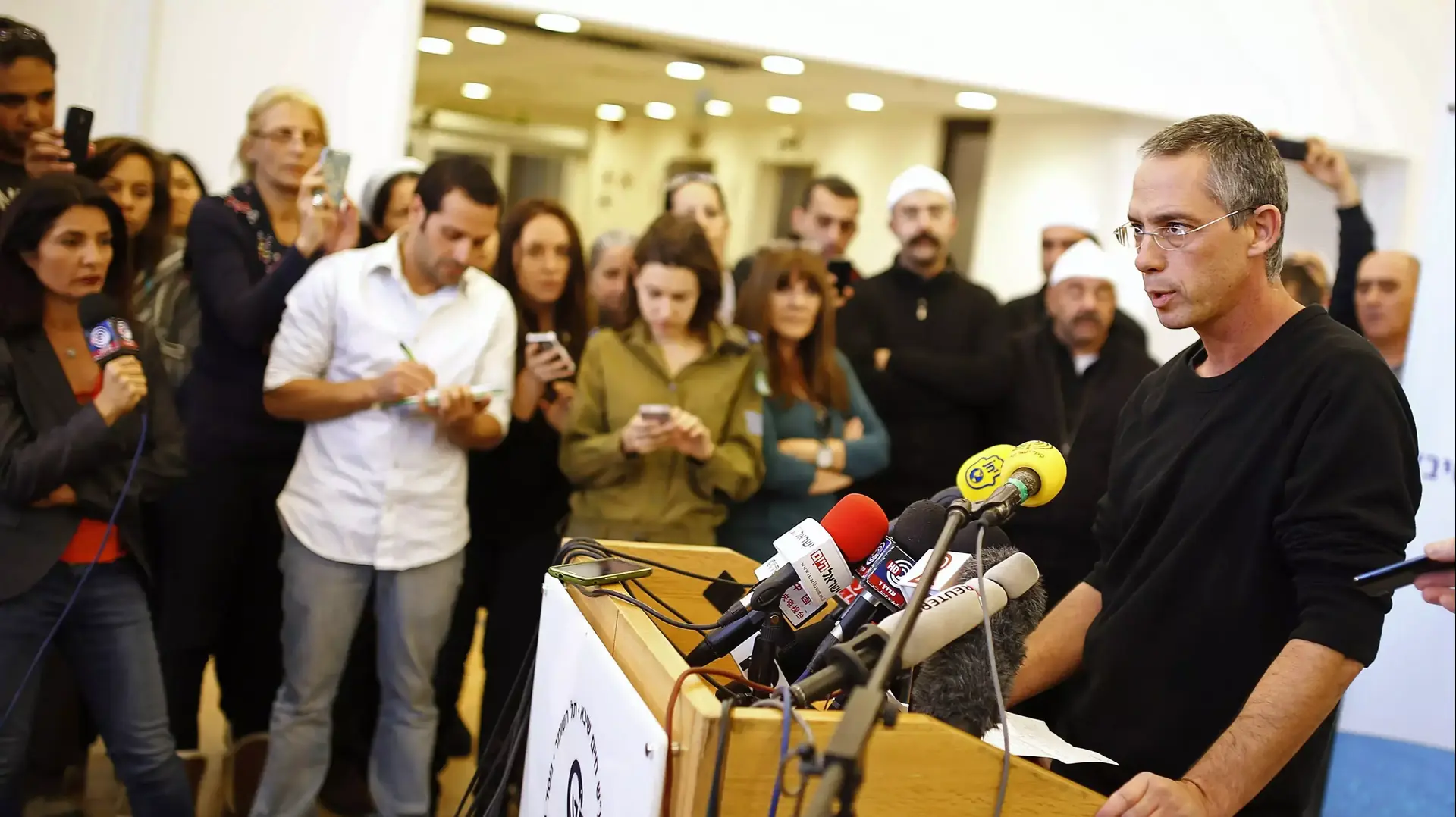 גלעד שרון מודיע על מות אביו אריאל שרון בבית החולים שיבא. 11 בינואר 2014