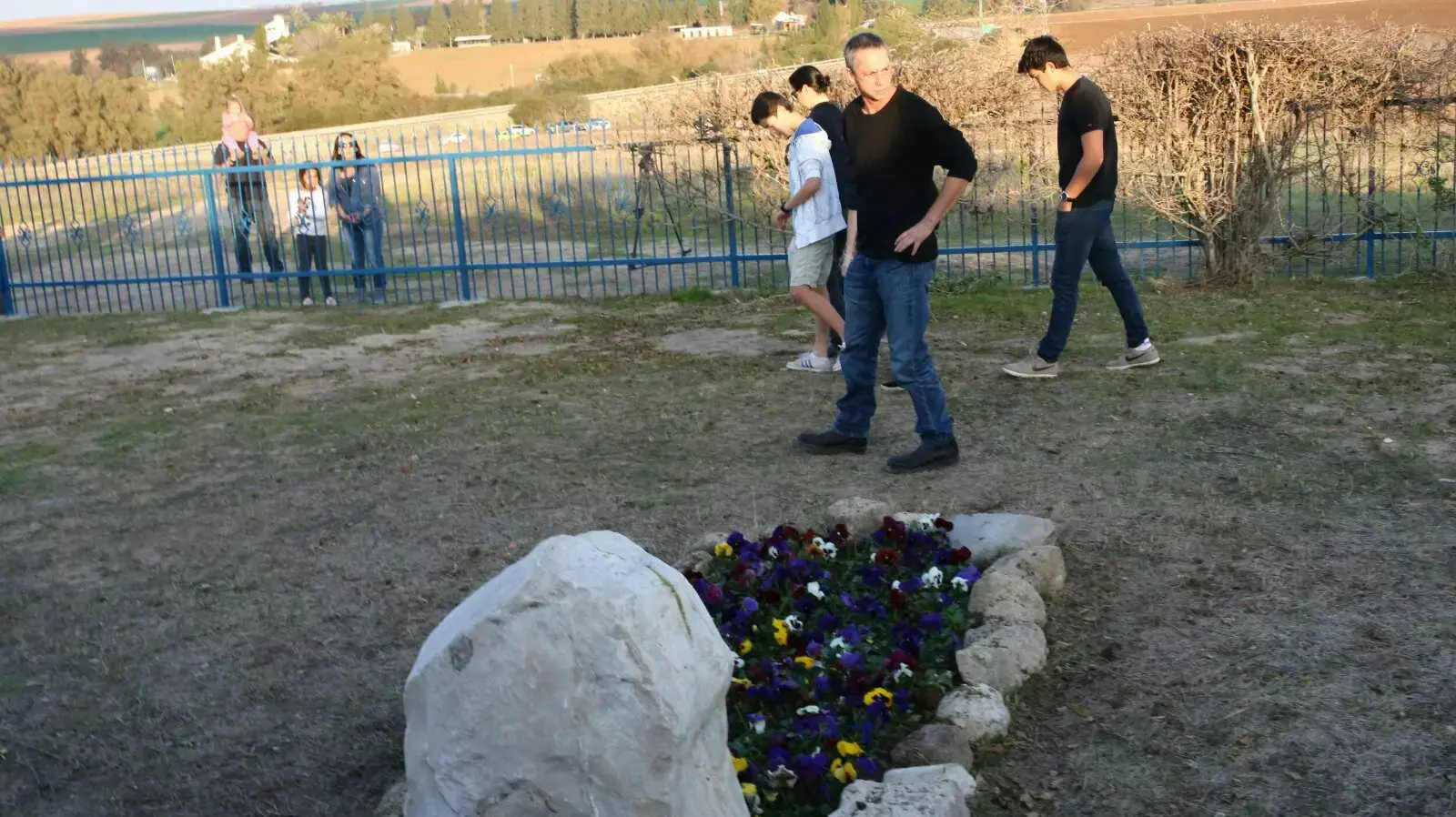 גלעד שרון ומשפחתו ליד הקבר של לילי שרון. ינואר 2014 גלעד שרון ומשפחתו ליד הקבר של לילי שרון. ינואר 2014
