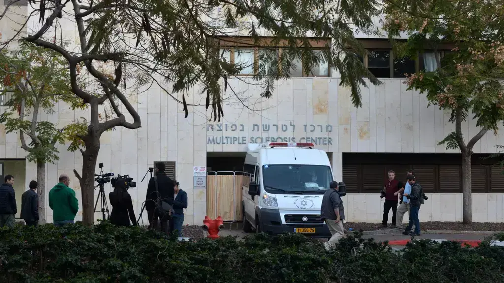הוצאת גופתו של אריאל שרון באמבולנס מבית החולים שיבא בתל השומר. ינואר 2013 הוצאת גופתו של אריאל שרון באמבולנס מבית החולים שיבא בתל השומר. ינואר 2013
