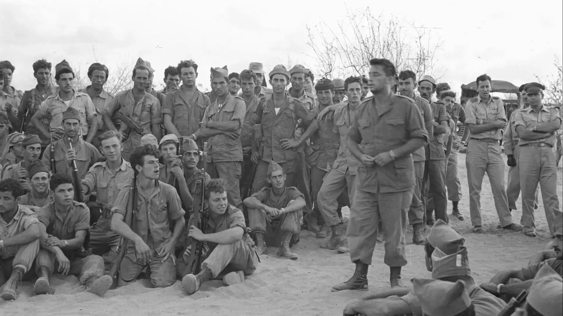 אריאל שרון בצד ימין בתור מחט צנחנים לאחר מבצע אלקיים אריאל שרון בצד ימין בתור מחט צנחנים לאחר מבצע אלקיים