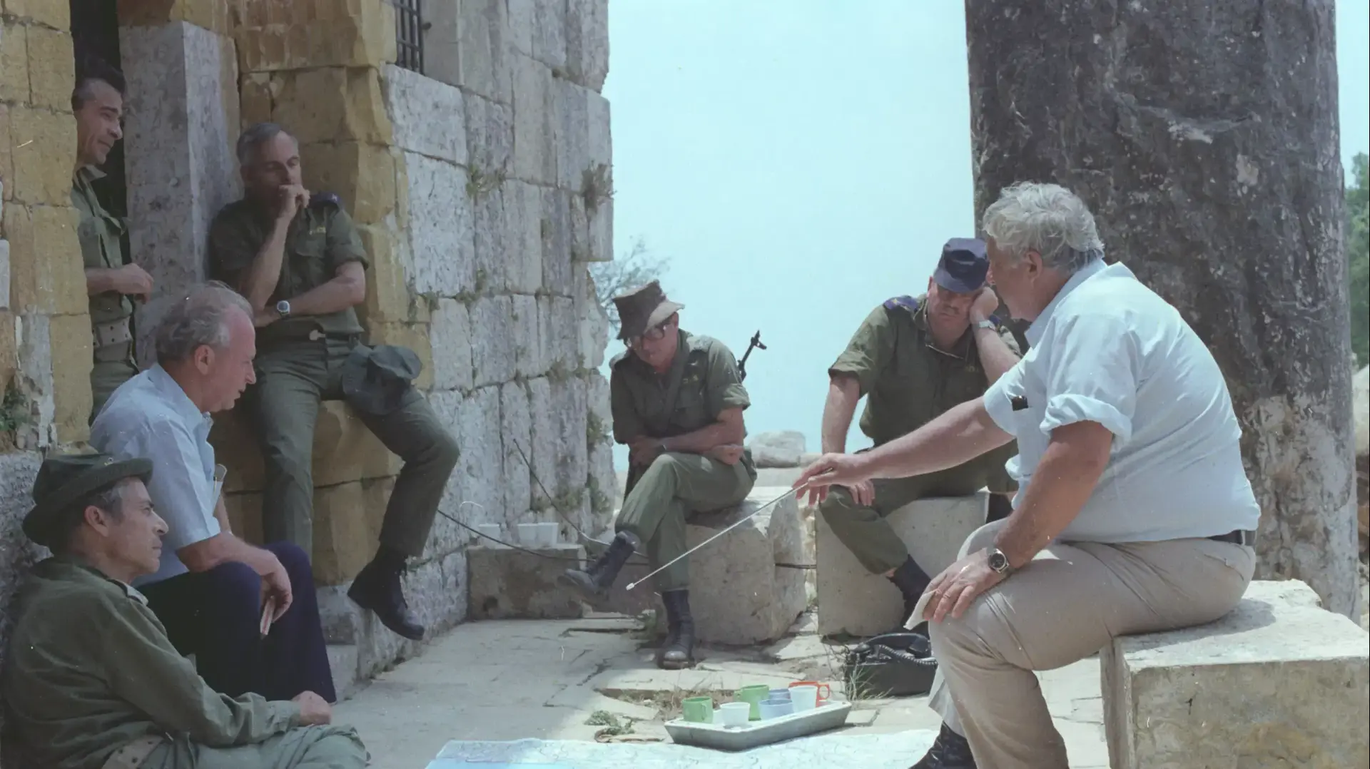 שר הביטחון אריאל שרון בלבנון, משמאל יצחק רבין, אוקטובר 1982. שר הביטחון אריאל שרון בלבנון, משמאל יצחק רבין, אוקטובר 1982.