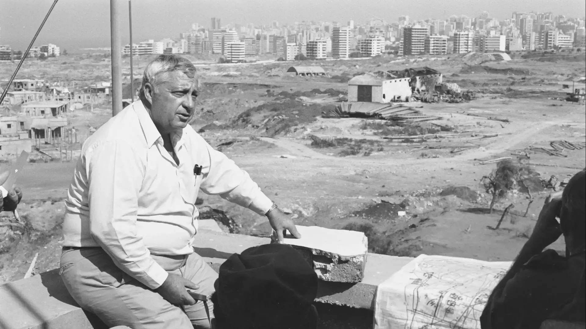 אריאל שרון על גג חפק בלבנון לאחר מלחמת שלום הגליל, ספטמבר 1982