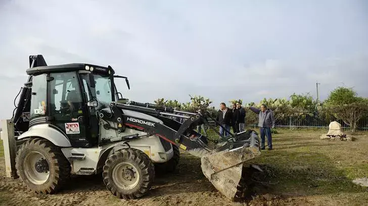 ההכנות לקבורה של ראש הממשלה לשעבר אריאל שרון בחוות הכלניות, ינואר 2014 ההכנות לקבורה של ראש הממשלה לשעבר אריאל שרון בחוות הכלניות, ינואר 2014