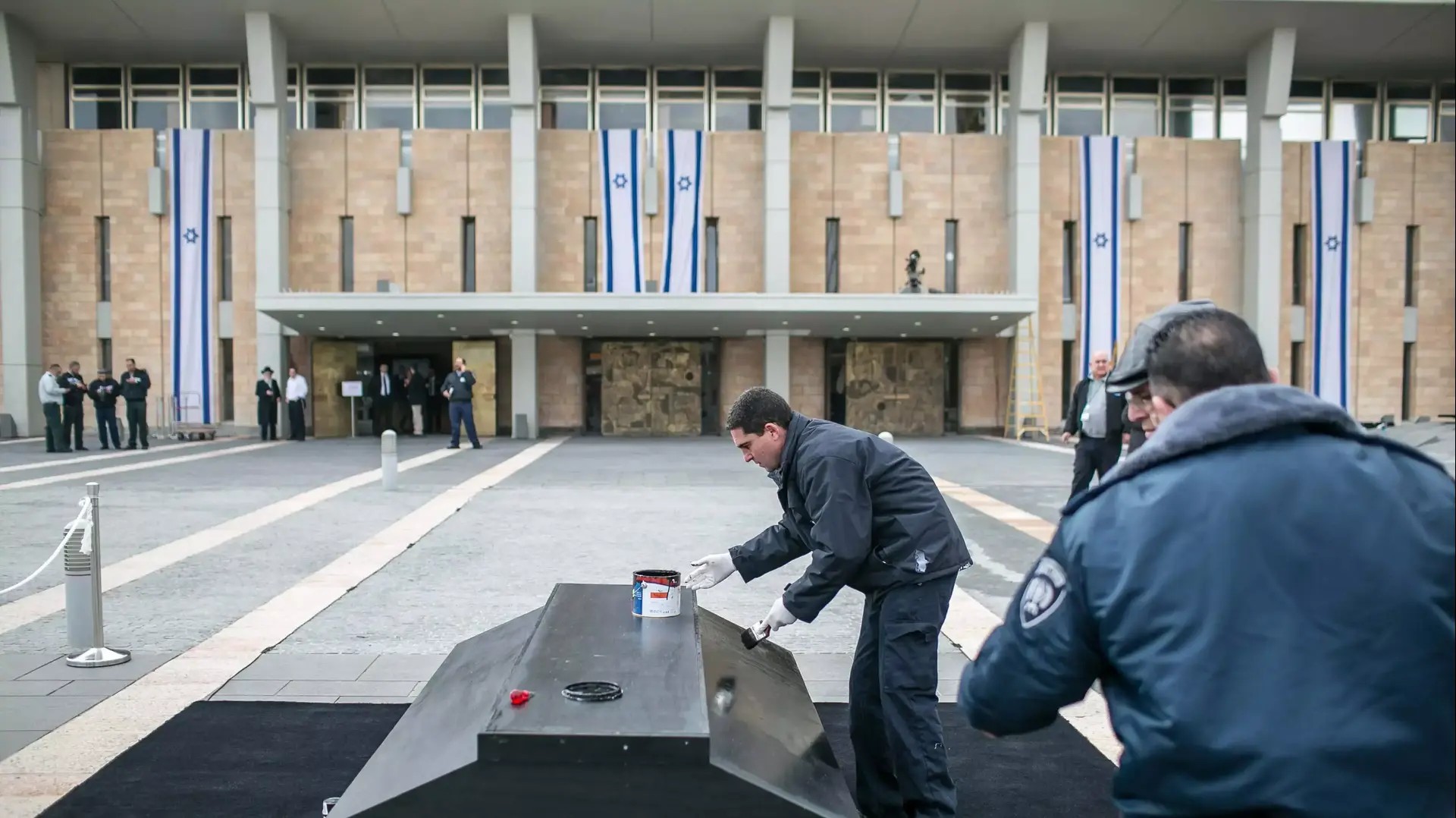 ההכנות בכנסת לקראת הצבתו של ארונו של ראש הממשלה לשעבר אריאל שרון, ינואר 2014 ההכנות בכנסת לקראת הצבתו של ארונו של ראש הממשלה לשעבר אריאל שרון, ינואר 2014