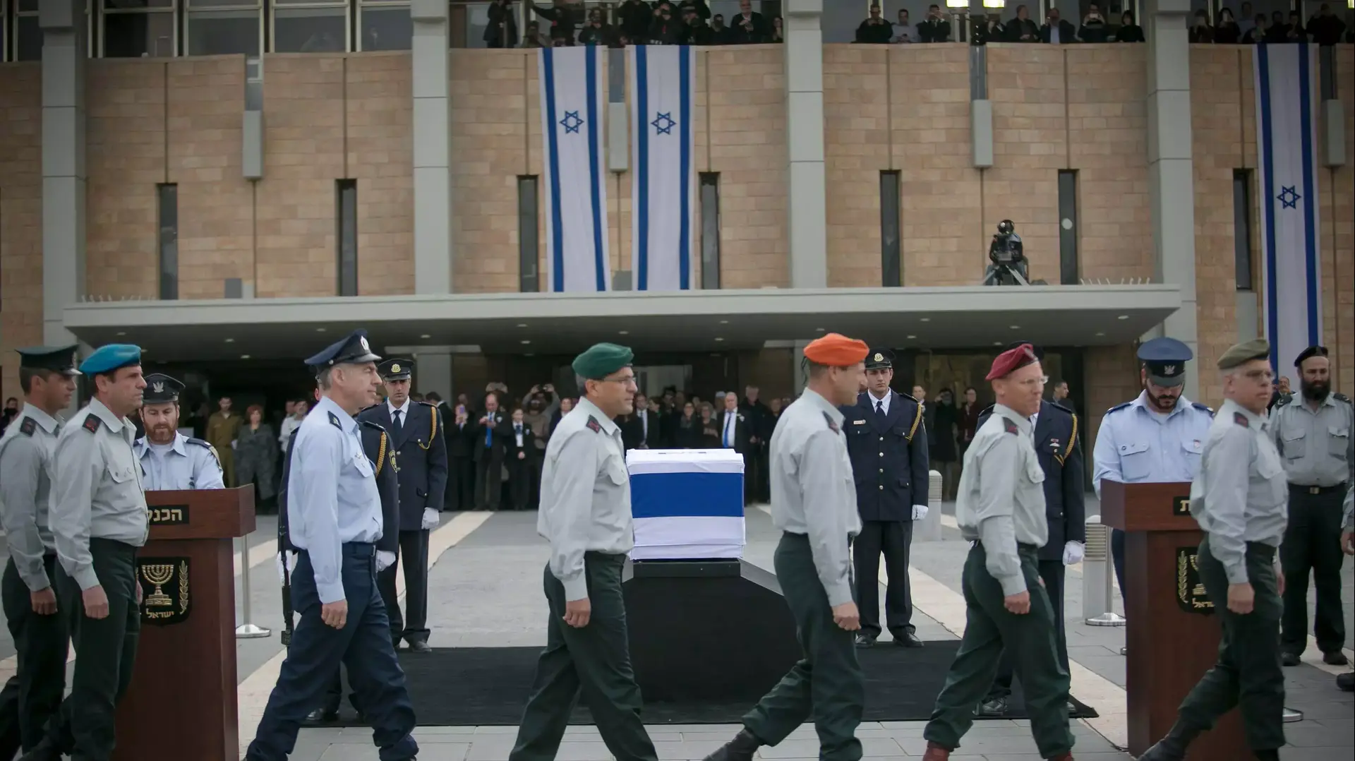 ארונו של אריאל שרון מוצב במשכן הכנסת, ינואר 2014 ארונו של אריאל שרון מוצב במשכן הכנסת, ינואר 2014