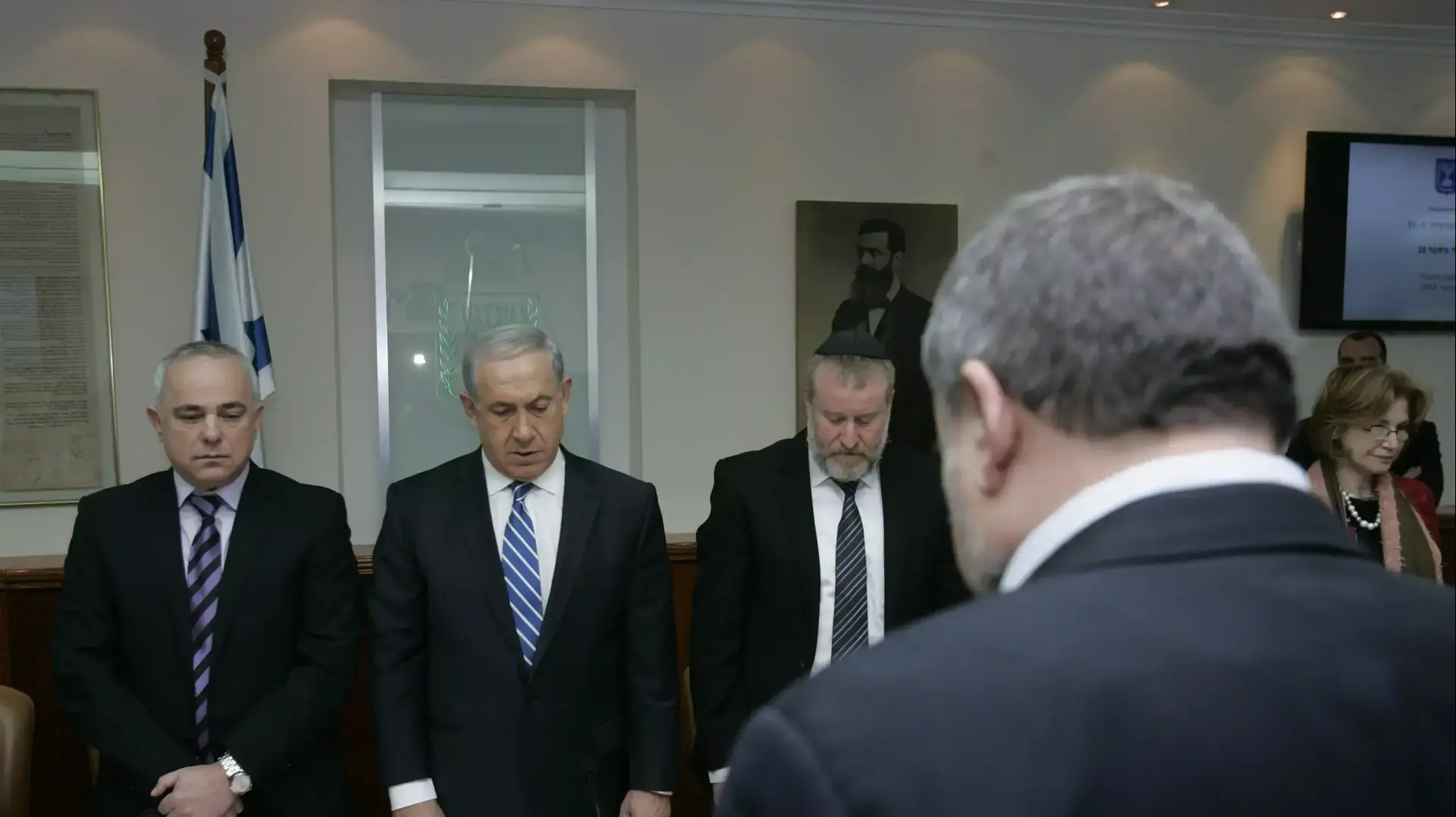 עומדים דקת דומיה בישיבת הממשלה לזכרו של ראש הממשלה לשעבר אריאל שרון, ינואר 2014 עומדים דקת דומיה בישיבת הממשלה לזכרו של ראש הממשלה לשעבר אריאל שרון, ינואר 2014