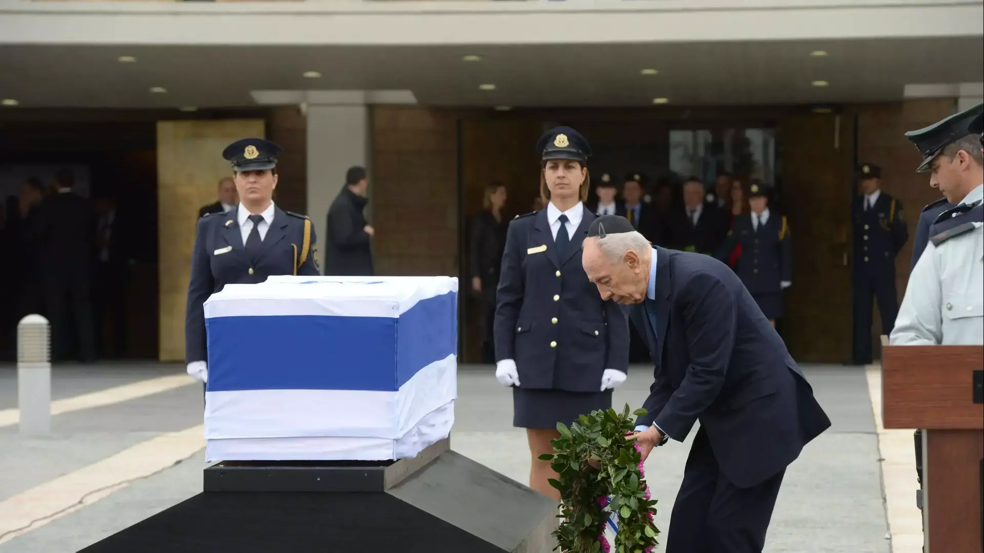 הנשיא שמעון פרס מניח זר על ארונו של אריאל שרון המוצב במשכן הכנסת, ינואר 2014 הנשיא שמעון פרס מניח זר על ארונו של אריאל שרון המוצב במשכן הכנסת, ינואר 2014