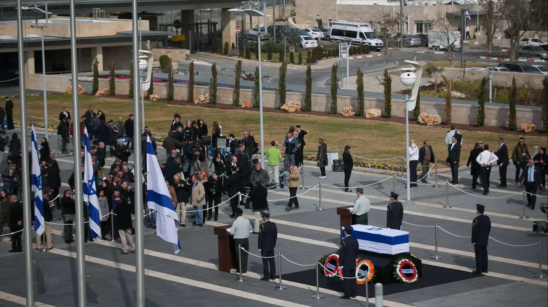 חולפים על פני ארונו של ראש הממשלה לשעבר אריאל שרון, ינואר 2014 חולפים על פני ארונו של ראש הממשלה לשעבר אריאל שרון, ינואר 2014