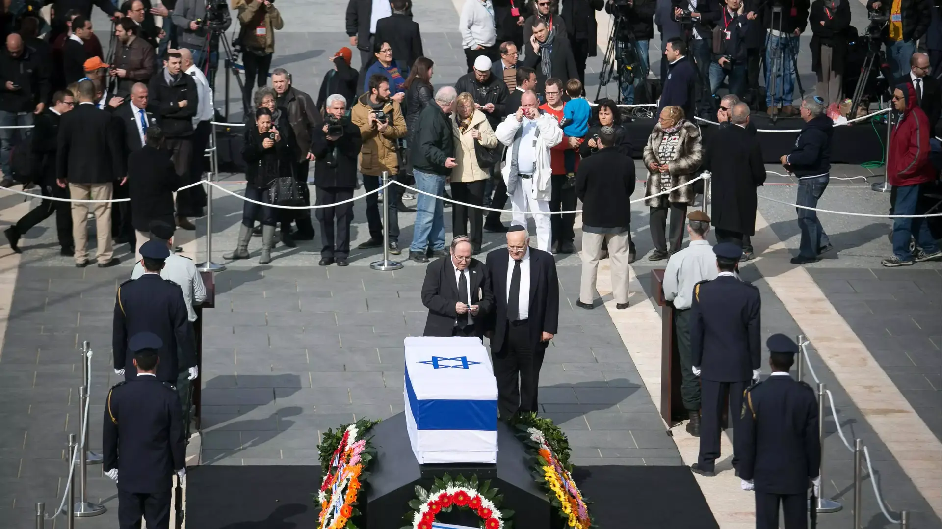 חולפים על פני ארונו של ראש הממשלה לשעבר אריאל שרון, ינואר 2014 חולפים על פני ארונו של ראש הממשלה לשעבר אריאל שרון, ינואר 2014
