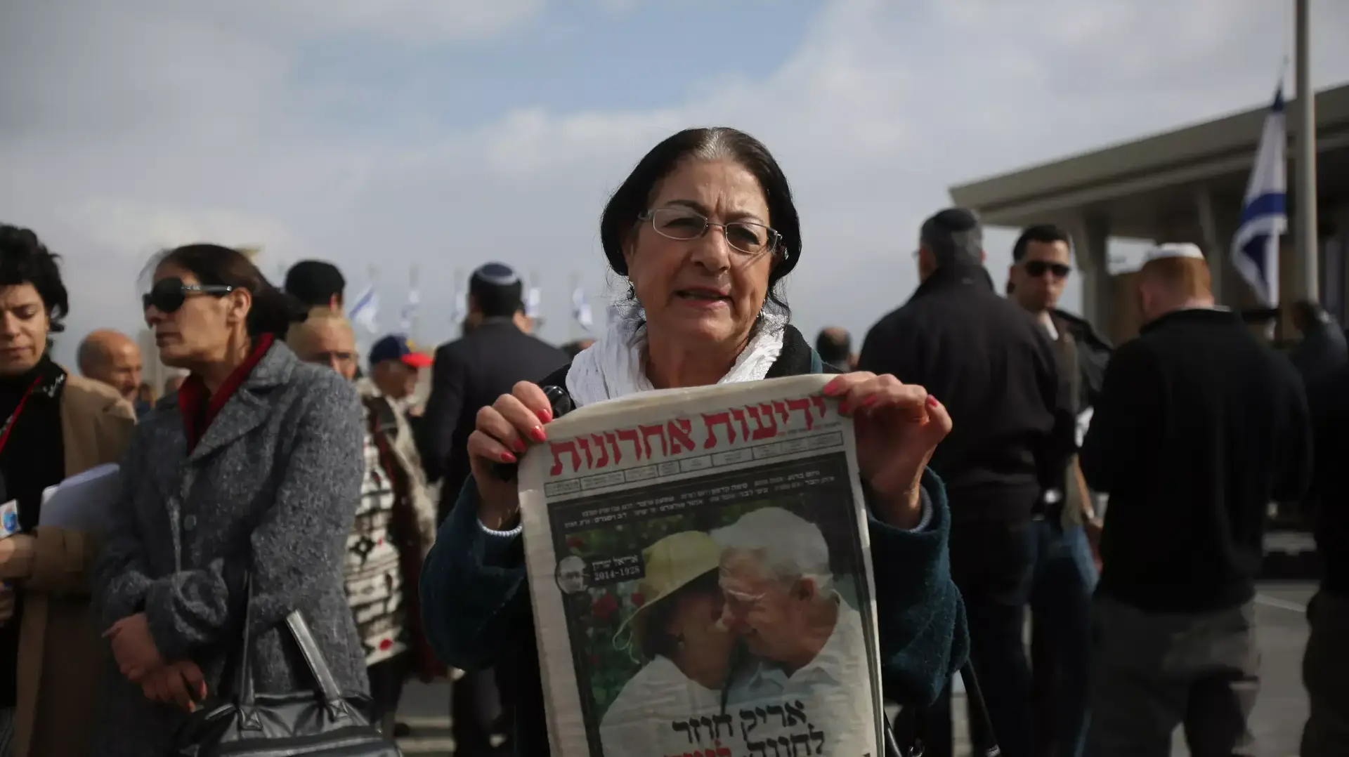 חולפים על פני ארונו של ראש הממשלה לשעבר אריאל שרון, ינואר 2014 חולפים על פני ארונו של ראש הממשלה לשעבר אריאל שרון, ינואר 2014