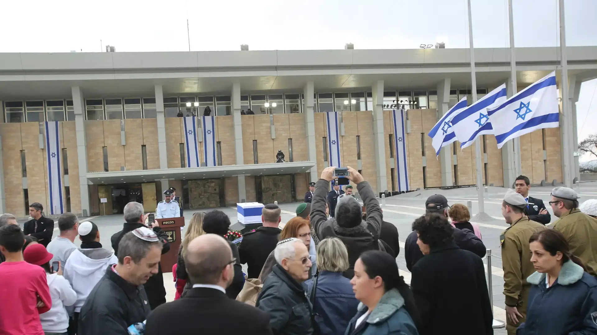 חולפים על פני ארונו של ראש הממשלה לשעבר אריאל שרון, ינואר 2014 חולפים על פני ארונו של ראש הממשלה לשעבר אריאל שרון, ינואר 2014