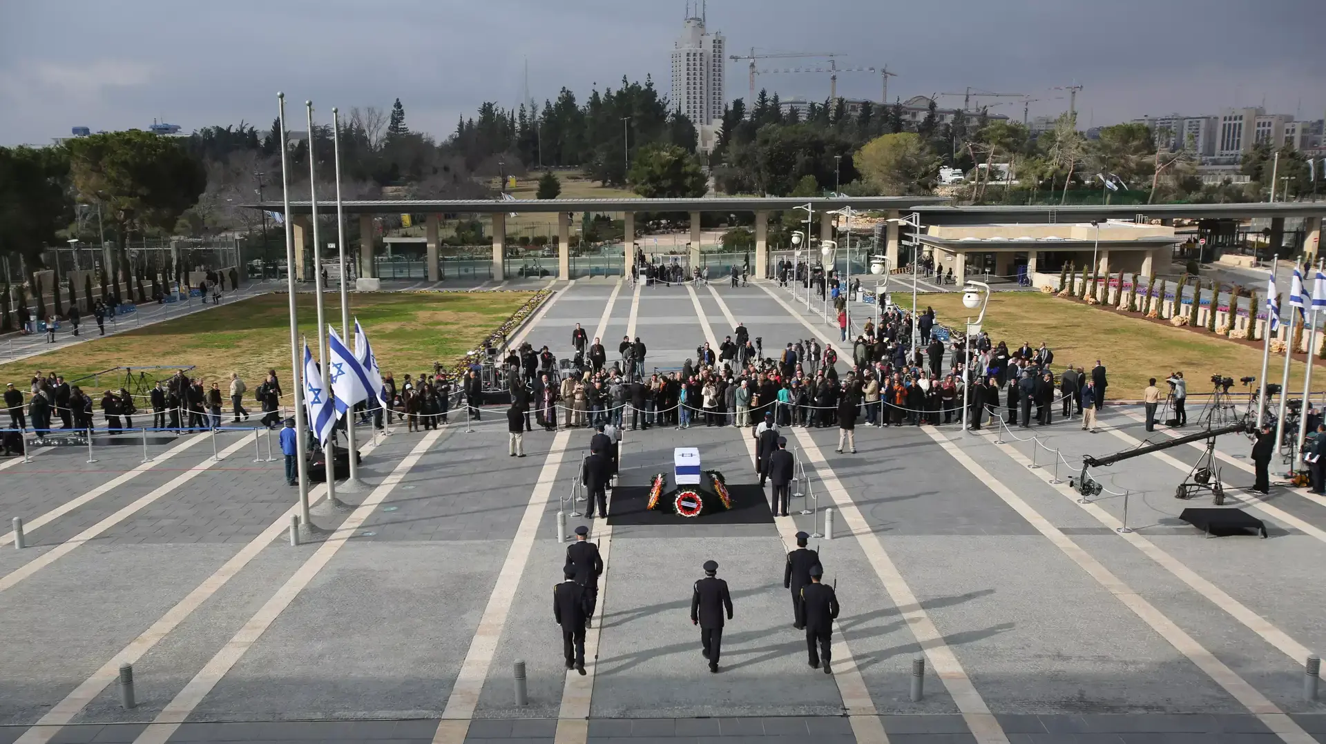 אזרחי ישראל מגיעים לחלוק כבוד אחרון לרה"מ לשעבר אריאל שרון, רחבת הכנסת. ינואר 2014 אזרחי ישראל מגיעים לחלוק כבוד אחרון לרה"מ לשעבר אריאל שרון, רחבת הכנסת. ינואר 2014