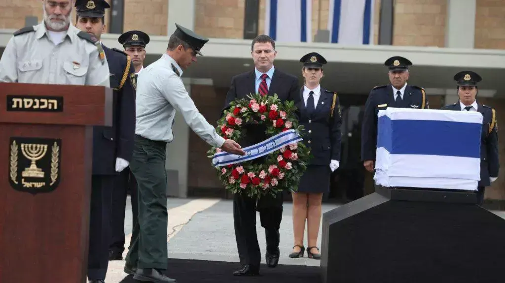 יו"ר הכנסת יולי אדלשטיין ברחבת הכנסת שם הוצב ארונו של רה"מ לשעבר, אריאל שרון. ינואר 2014 יו"ר הכנסת יולי אדלשטיין ברחבת הכנסת שם הוצב ארונו של רה"מ לשעבר, אריאל שרון. ינואר 2014