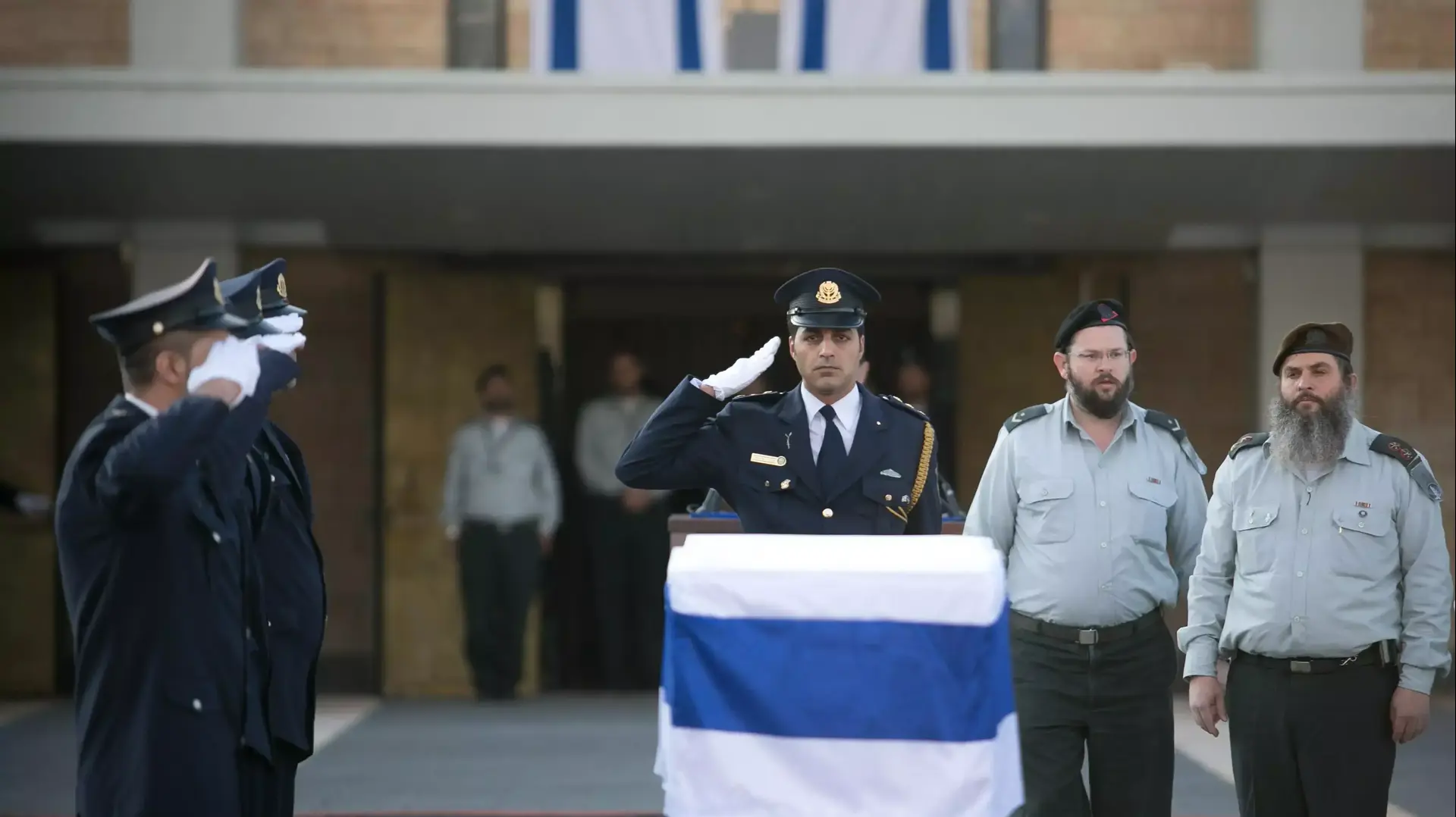 ארונו של אריאל שרון ברחבת הכנסת. ינואר 2014 ארונו של אריאל שרון ברחבת הכנסת. ינואר 2014