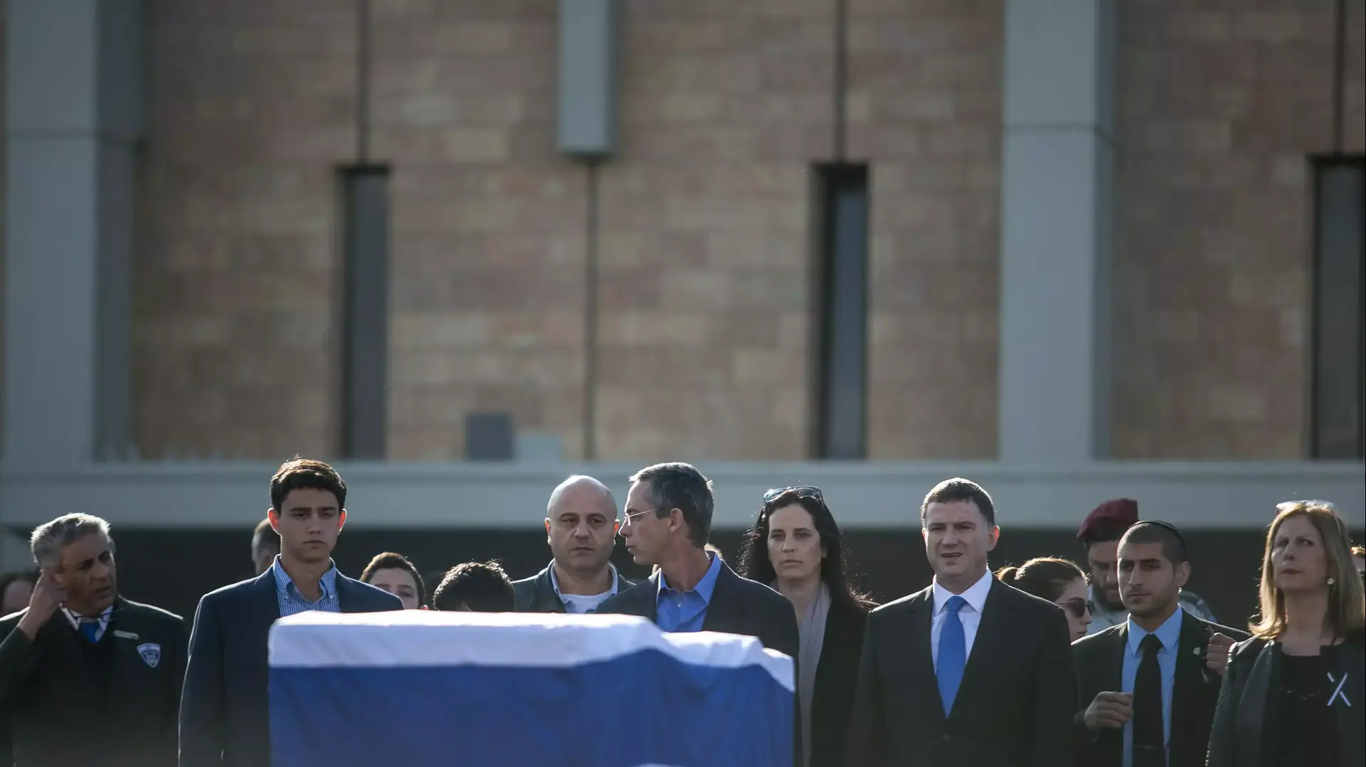 יו"ר הכנסת יולי אדלשטיין ומשפחת שרון מול ארונו של שרון. ינואר 2014 יו"ר הכנסת יולי אדלשטיין ומשפחת שרון מול ארונו של שרון. ינואר 2014