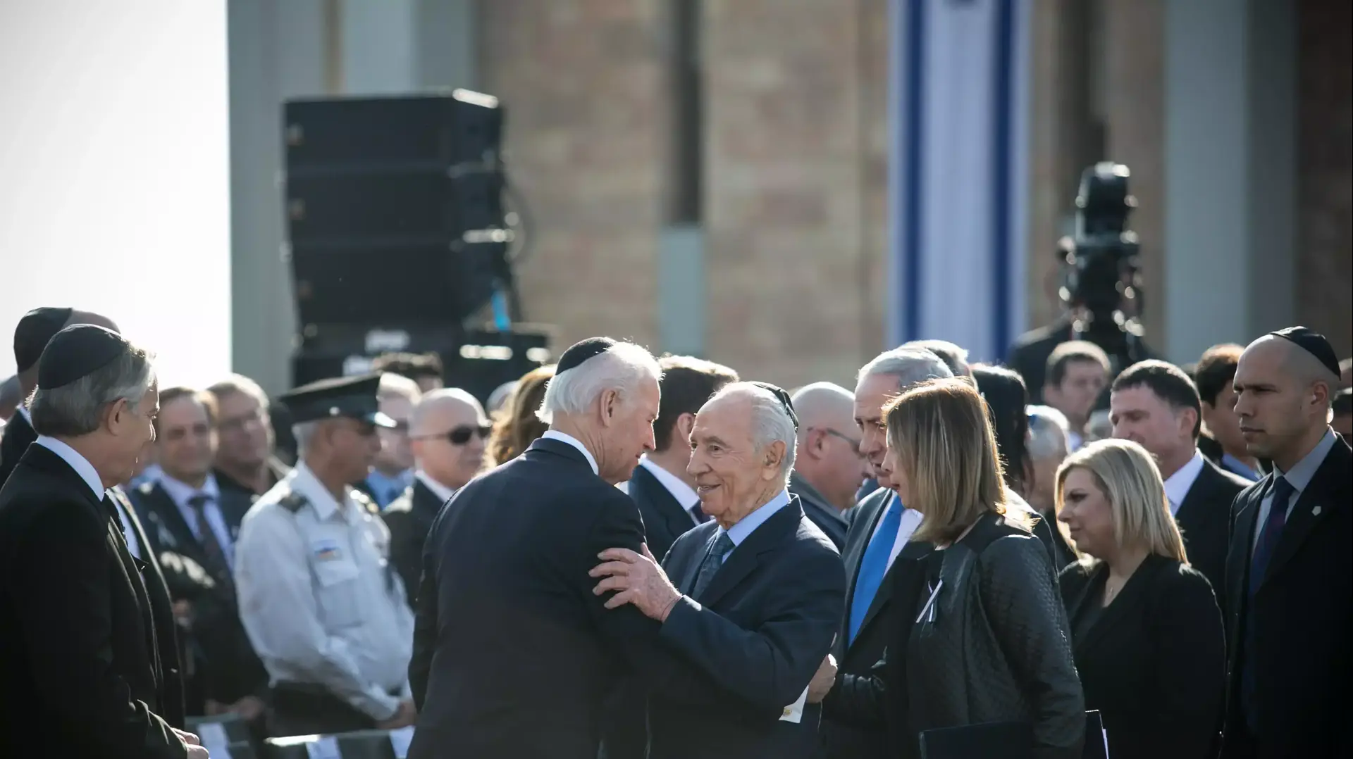 בנימין נתניהו, שמעון פרס וג'ון ביידן בטקס האשכבה של אריאל שרון. ינואר 2014 בנימין נתניהו, שמעון פרס וג'ון ביידן בטקס האשכבה של אריאל שרון. ינואר 2014